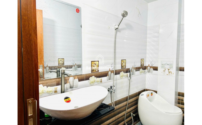 Nhà 2 tầng mới hẻm đường 2/4 Nha Trang, full nội thất cao cấp, gần Champa Island